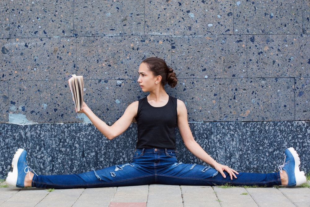 Una actividad física compatible con la lectura puede ser el yoga