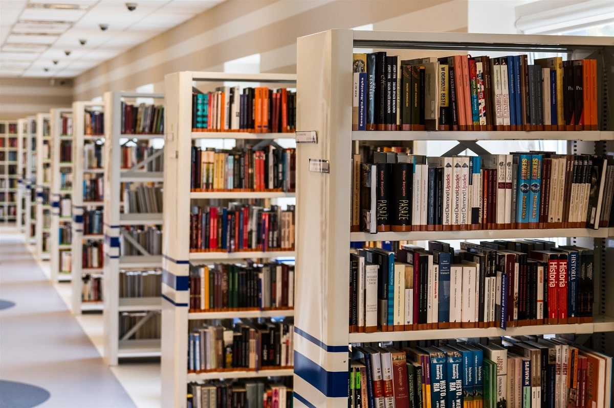 Estanterías con libros en una biblioteca