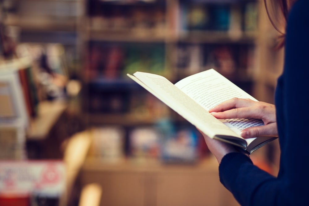 Lectura de libro en biblioteca