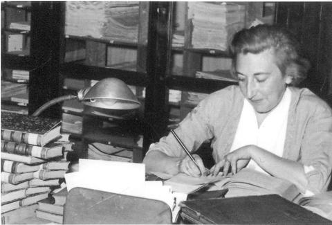 Elena Amat Calderón, bibliotecaria de las Bibliotecas Populares de Madrid