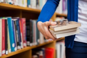 Hay muchísimos libros en las bibliotecas, pero solamente unos pocos comparten el privilegio de ser los más prestados
