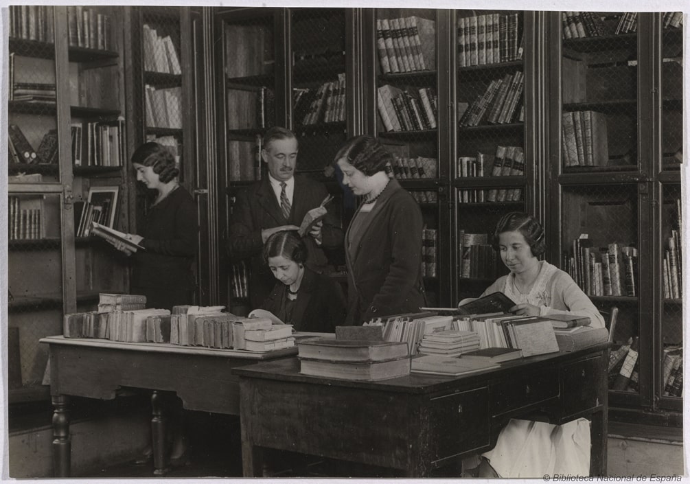 La bibliotecaria Ángela García Rives en al Biblioteca Nacional de España