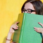 ¿Cuál es la causa que hay detrás del olor de los libros?