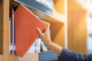 Si el libro no está en su sitio en la biblioteca y no está prestado