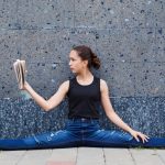 12 posturas de yoga para los amantes de los libros y la lectura