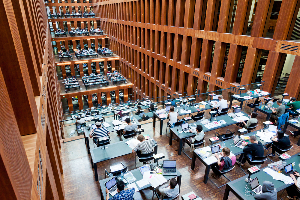 Bibliotecas universitaria by katatonia82 / Shutterstock.com