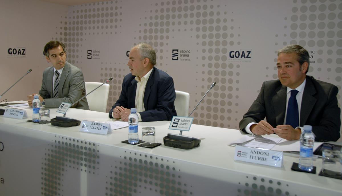 Eduardo Jauregi junto a Ramón Martín y Andoni Iturbe en las jornadas organizadas por la Fundación Sabino Arana