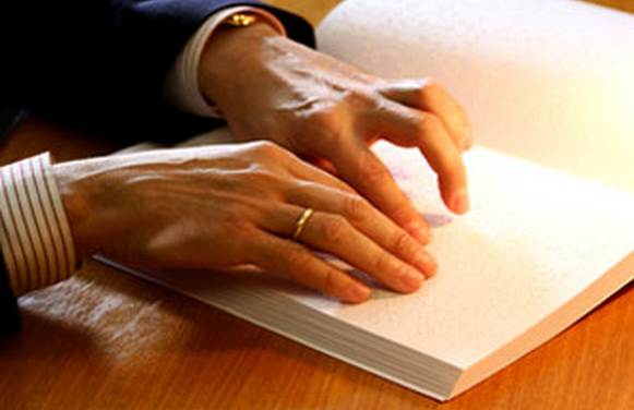 Imagen de la página del SBO leyendo en Braille