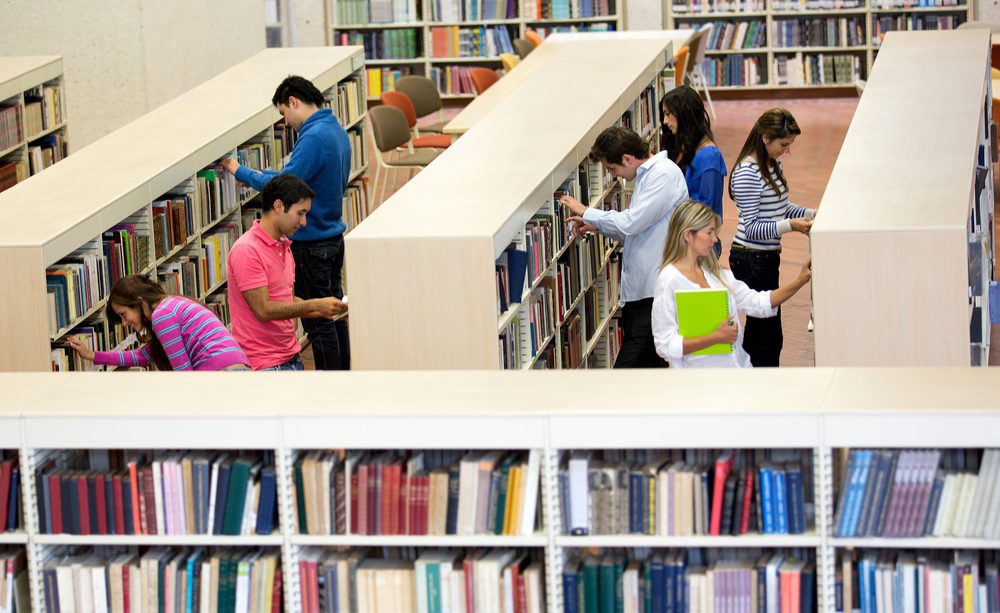 Usuarios buscando libros en una biblioteca